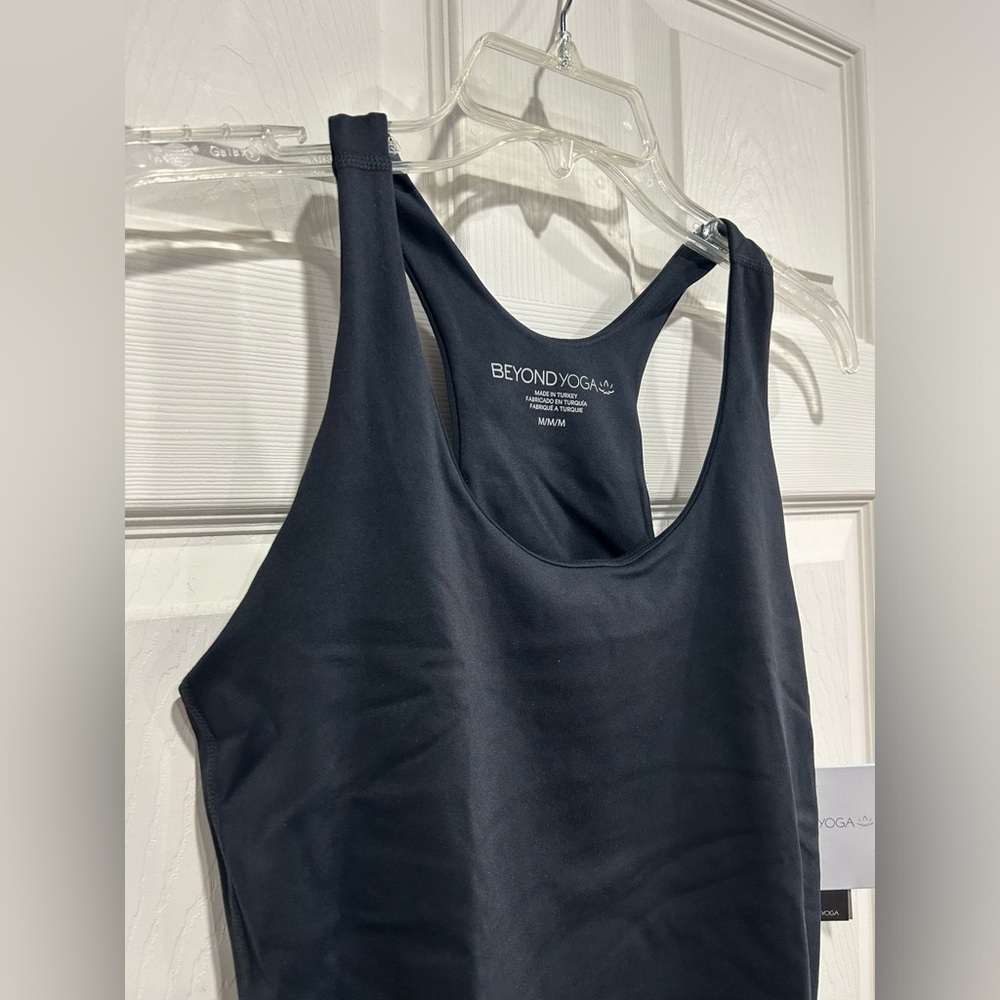 Beyond Yoga Women's Medium POWERBEYOND™ Strength Tank Black NWT Racerback - Picture 2 of 10